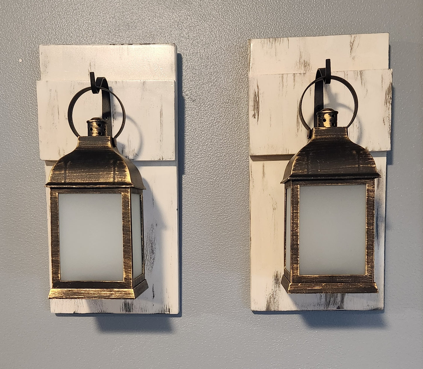 Wall mounted lighted lanterns