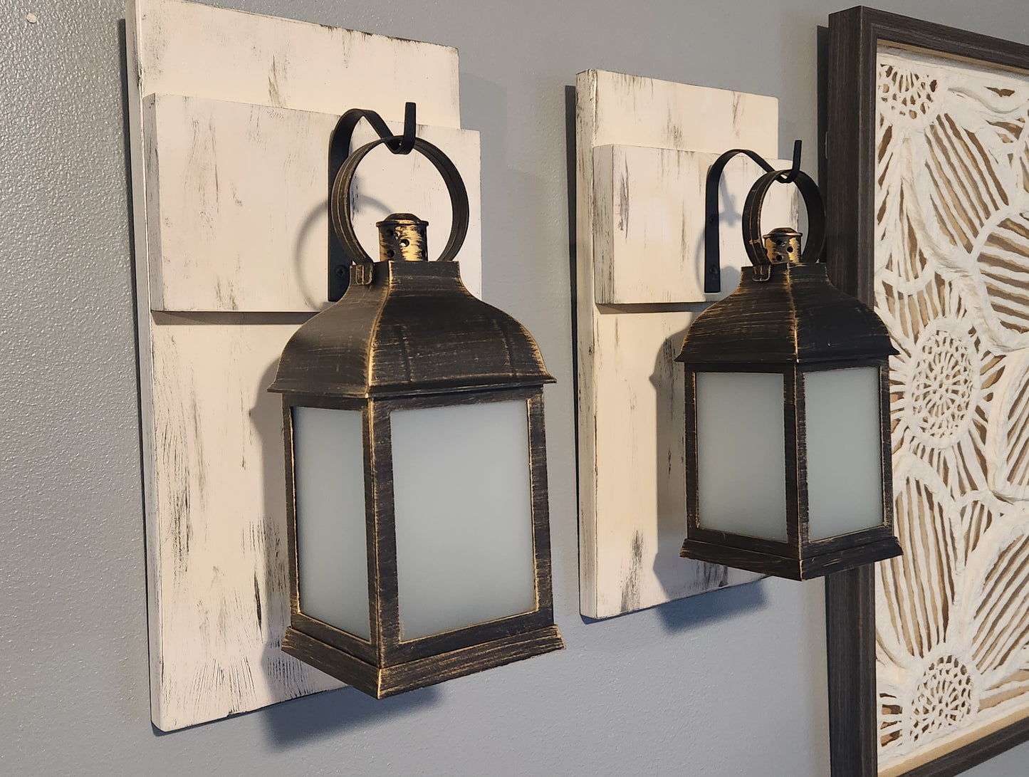 Wall mounted lighted lanterns