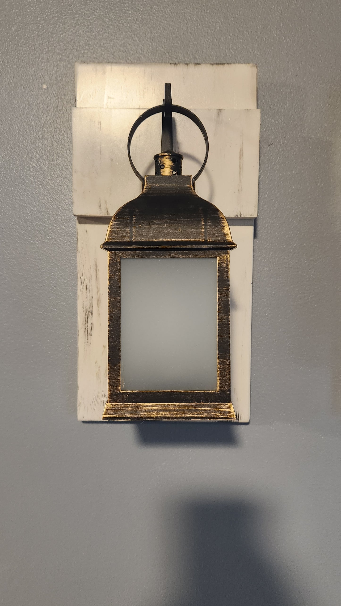 Wall mounted lighted lanterns